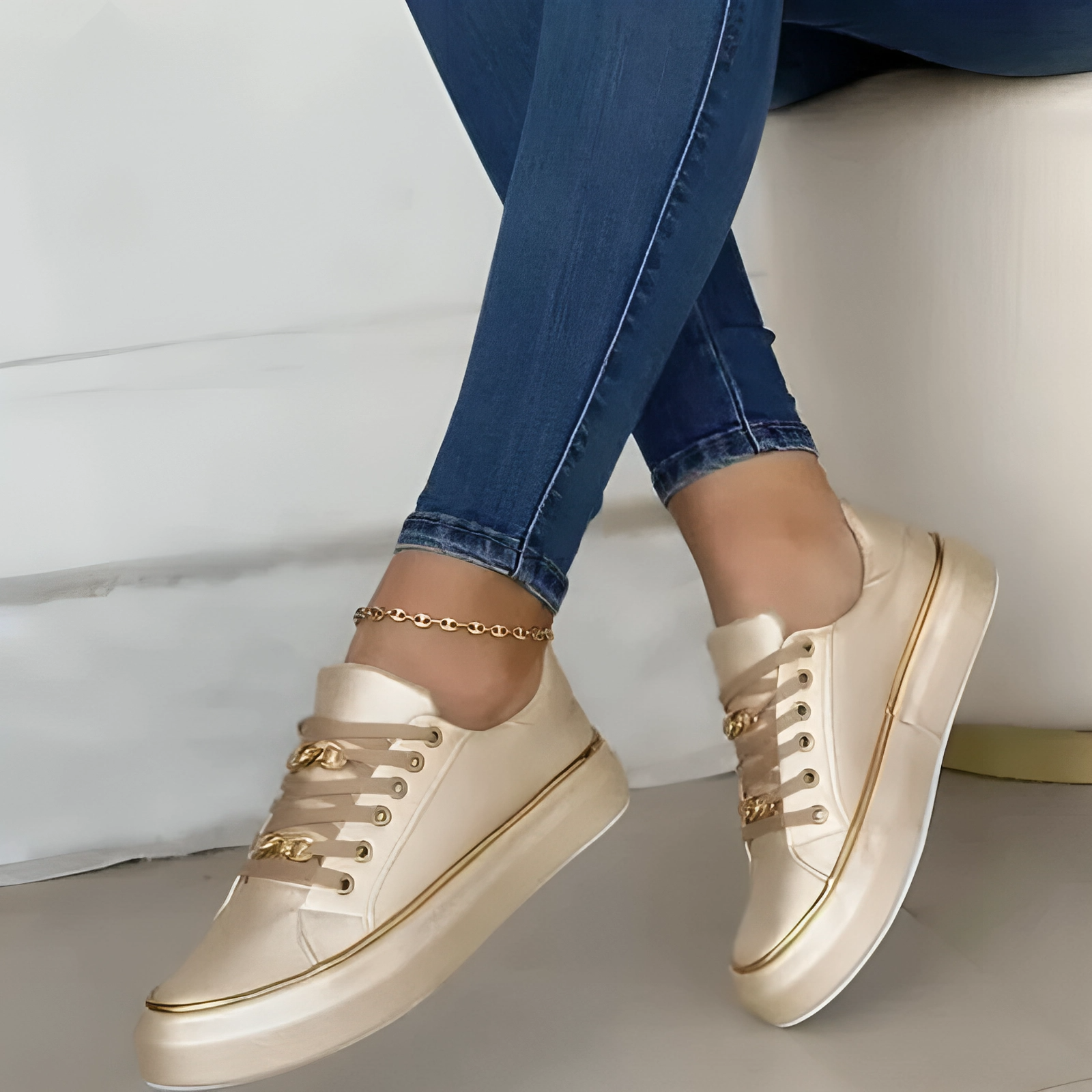Comfortable Sneakers – Trendy Low-Top Sneakers with Gold Accents & Cushioned Sole