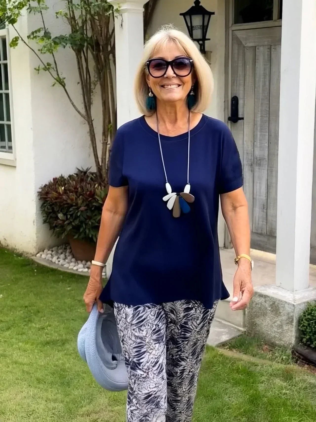 Chic Two-Piece Set – Women's Lounge Wear With Printed Pants & Functional Pockets